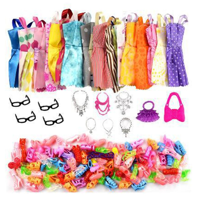 Pack com 32 Roupas e Acessrios para Bonecas